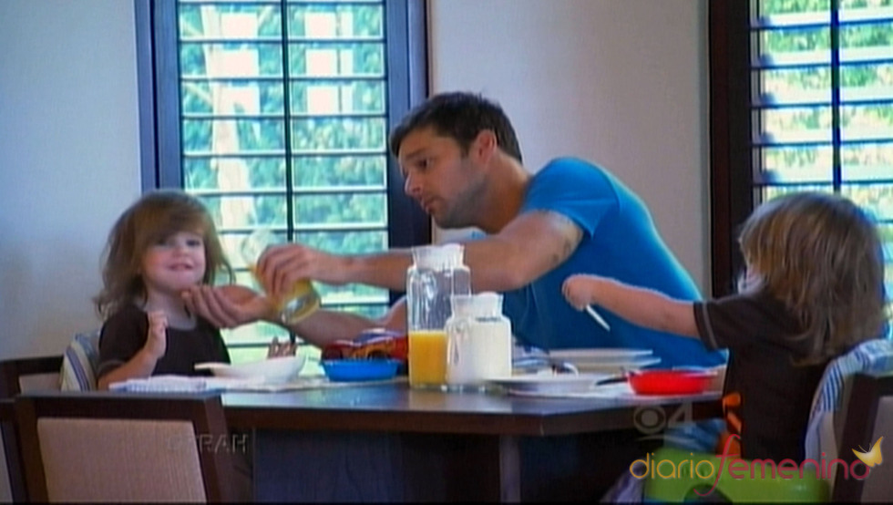 Ricky Martin con sus hijos durante la comida