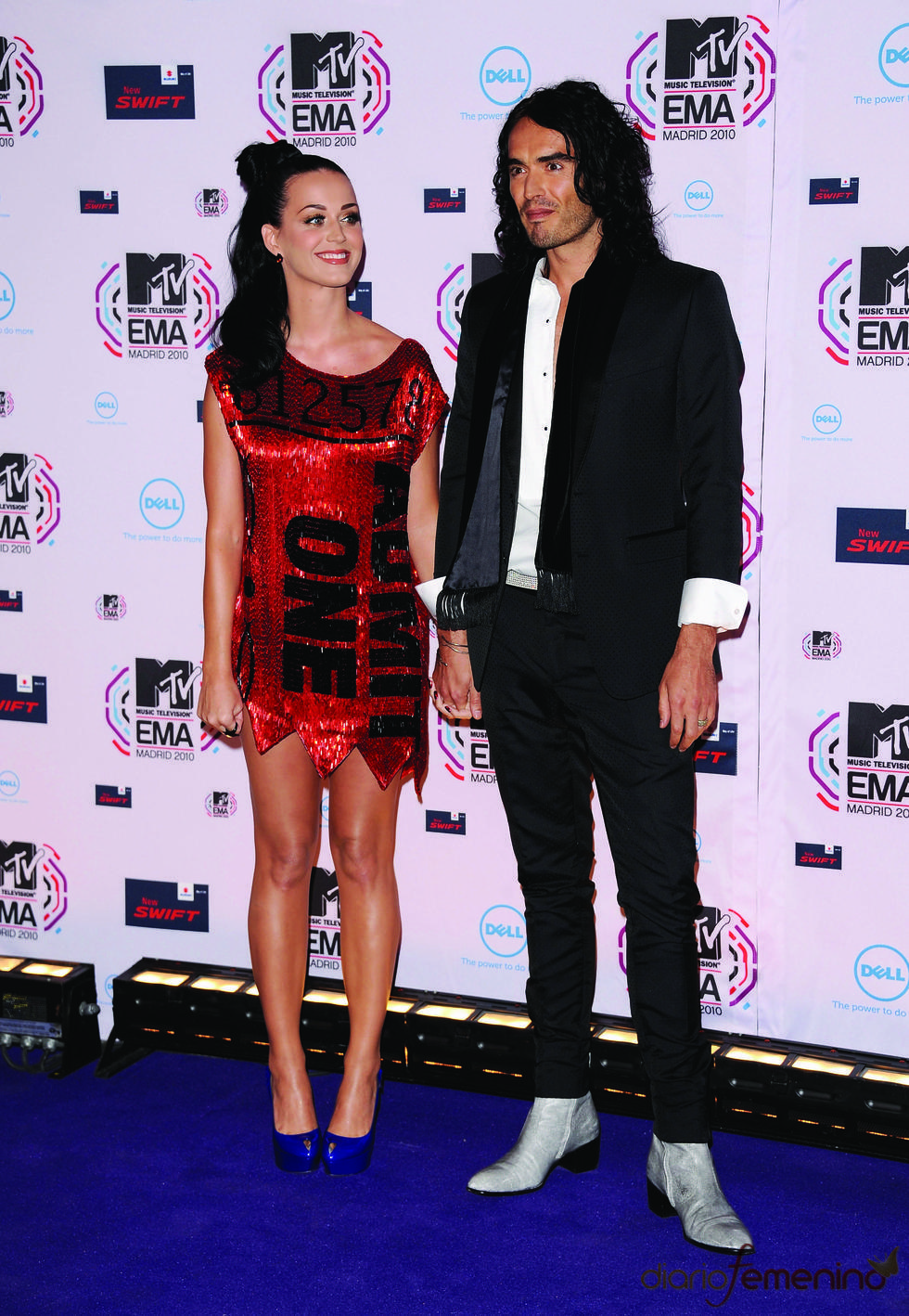 Katy Perry posa con Russell Brand en los MTV EMA