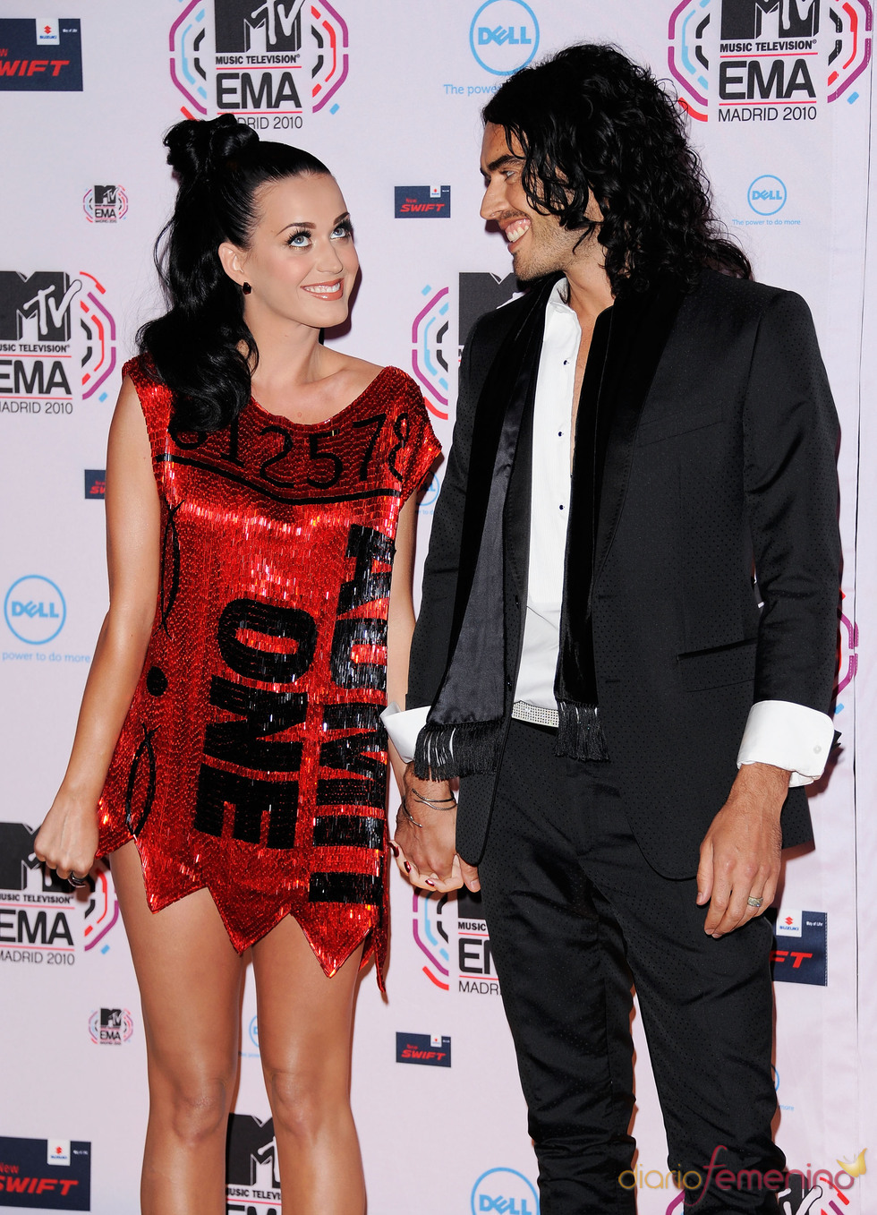 Kate Perry con su marido, Russel Bran en la Alfombra Roja del MTV day