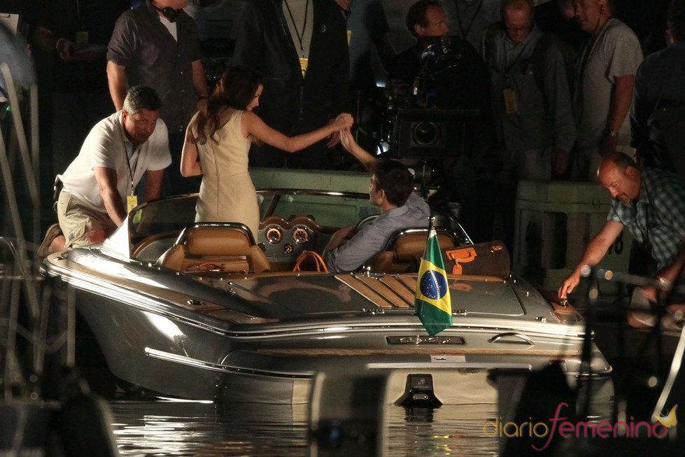 Robert Pattinson y Kristen Stewart ruedan en un bote