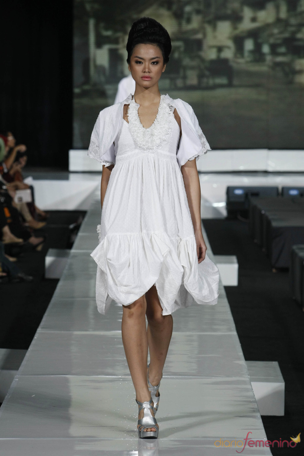 Modelo luciendo un traje de novia en la Jarkata Fashion Week 2010