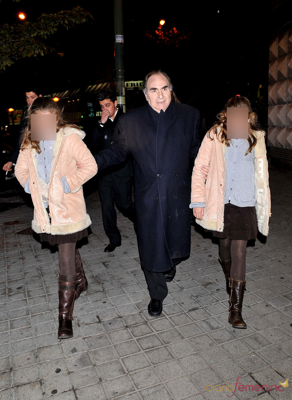 Las gemelas de Carla Duval, Andrea y Paula, con su padre Santiago Paredes