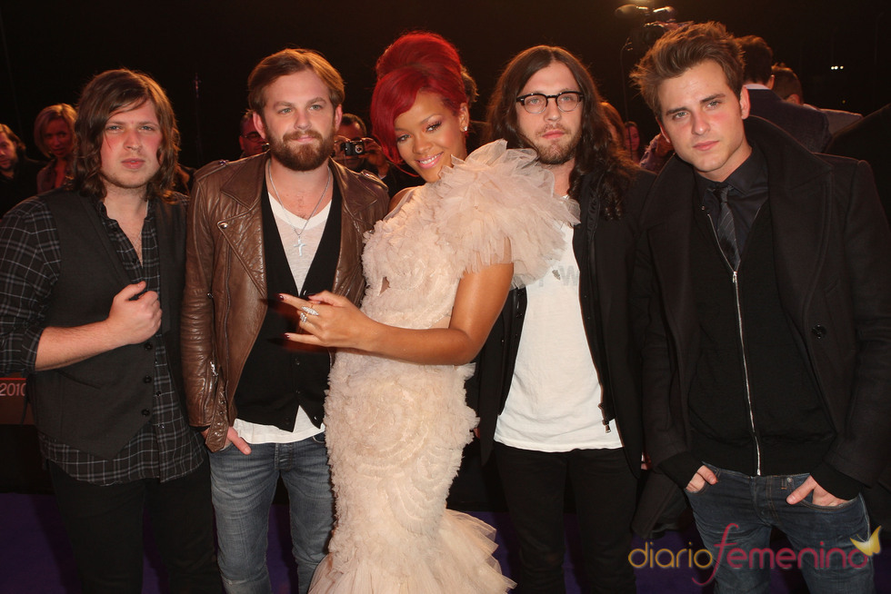 Rihanna junto con Kings of Leon en los EMAs