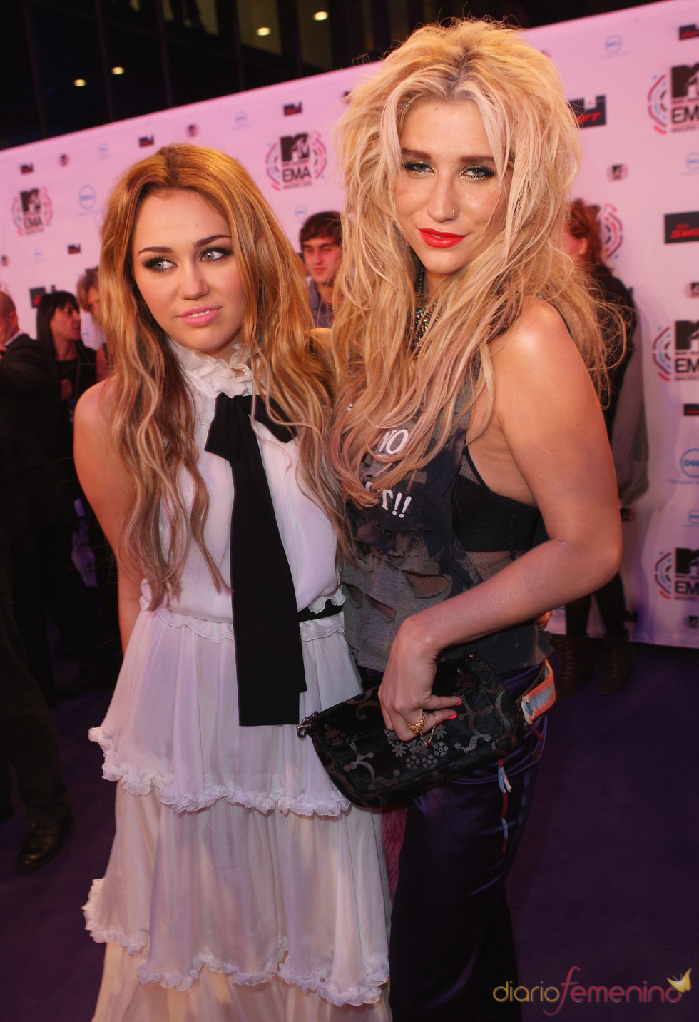 Kesha y Miley Cyrus posando juntas a su llegada a la Caja Mágica