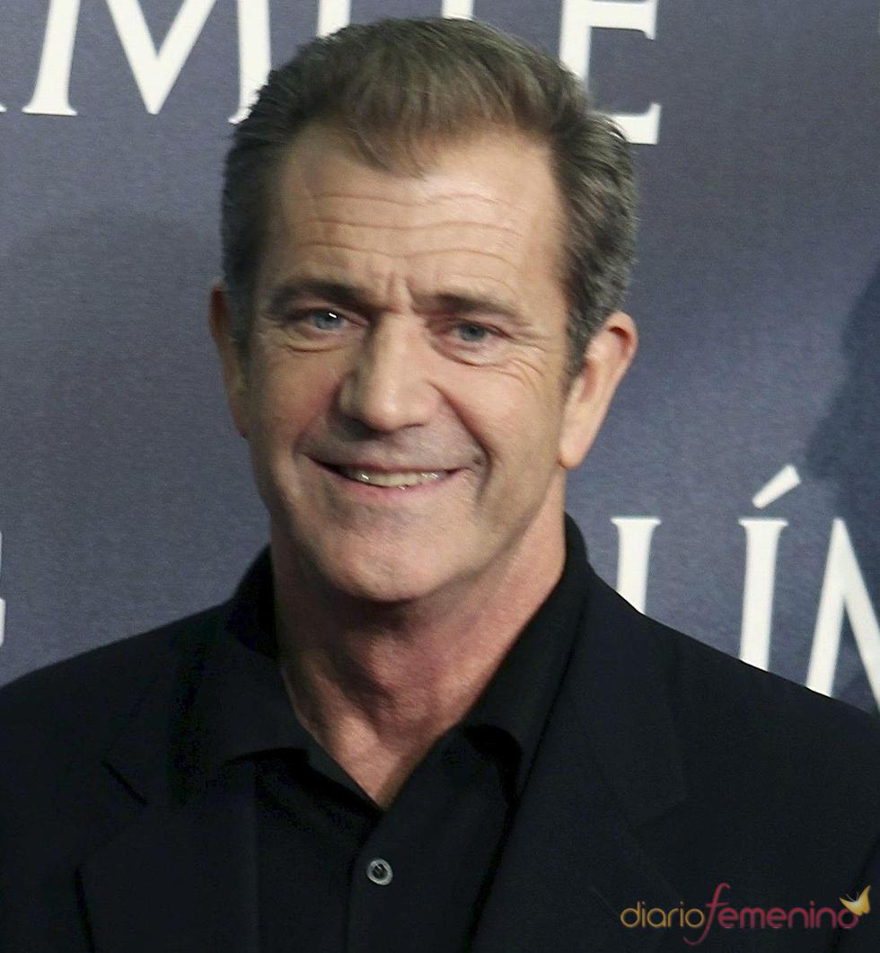 Mel Gibson posa al llegar a un estreno en Los Ángeles