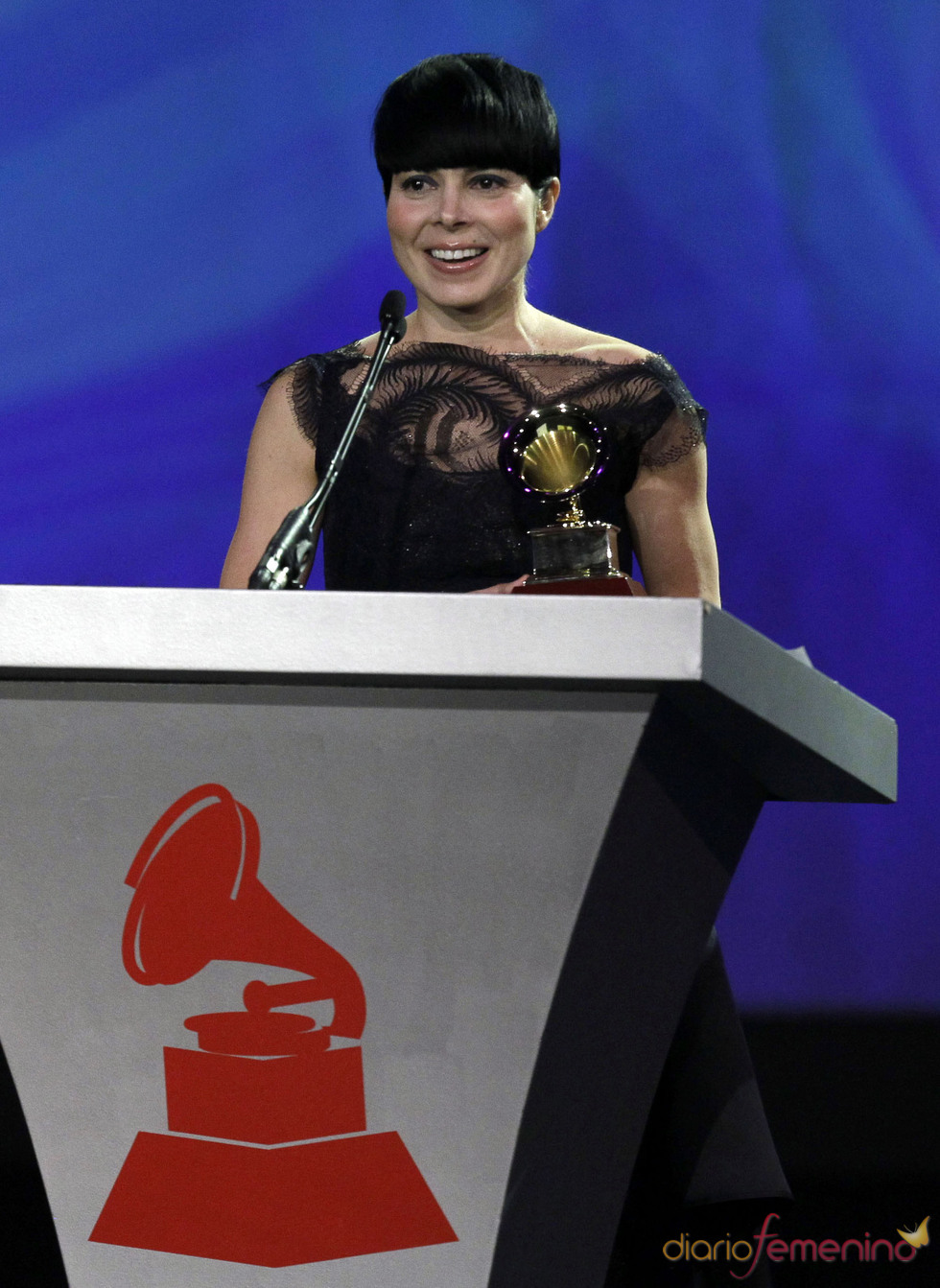 Ely Guerra recibió el gramófono como Mejor Álbum de Música Alternativa con el disco 'Hombre invisible'