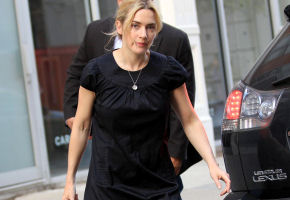 Winslet y Theron, el mismo gusto para los bolsos