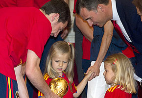 La fiesta de las Infantas Leonor y Sofia con la selección española de fútbol