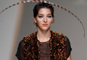 Transparencias y opacos estampados de Lluis Corujo en la Madrid Fashion Week