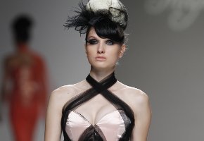 Maya Hansen y sus corsés sacan el lado más sexy de la mujer en la pasarela Cibeles