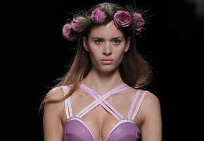 María Escoté arriesga con cuero y cristos en sus prendas