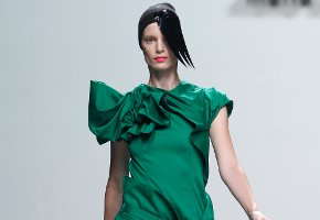 Los coloridos drapeados de María Barros dibujan a la mujer en la Madrid Fashion Week