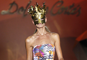 Psicodelia de colores en los trajes de baño de Dolores Cortés