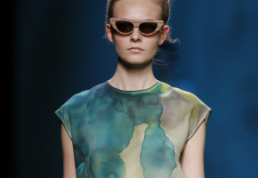 Duyos viste a una mujer sencilla y femenina en Cibeles