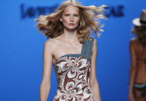 Contrastes cromáticos y de texturas sobre Cibeles 2011 con el desfile de Javier Larrainzar