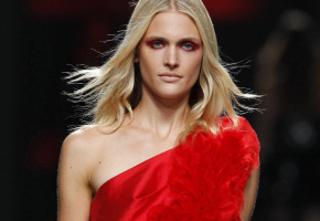 Amaya Arzuaga combina lo funcional con lo atrevido en Cibeles 2011