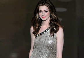 Los 'looks' de Anne Hathaway en los Oscars 2011