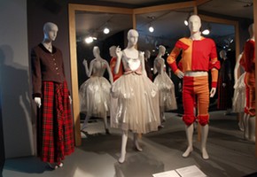 La diseñadora brtiánica Vivienne Westwood presenta sus antiguos modelos punk en Nueva York