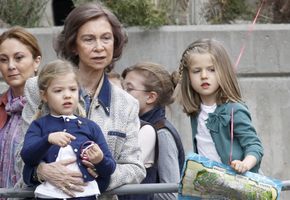 Los Príncipes de Asturias, la Reina Sofía y las Infantas Sofía y Leonor, en el zoo