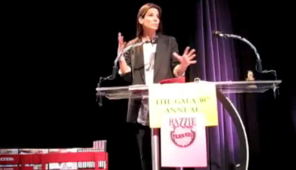 Sandra Bullock recoge su razzie a la peor actriz