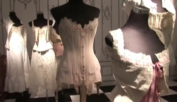 Los corsés de Lorenzo Caprile