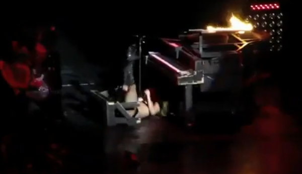 Caída de Lady Gaga durante uno de sus conciertos en Canadá