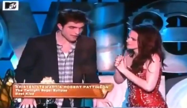 El beso de Robert Pattinson y Taylor Lautner en los MTV Movie Awards