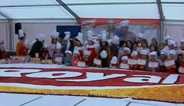 Un bizcocho gigante endulza el centro de Madrid