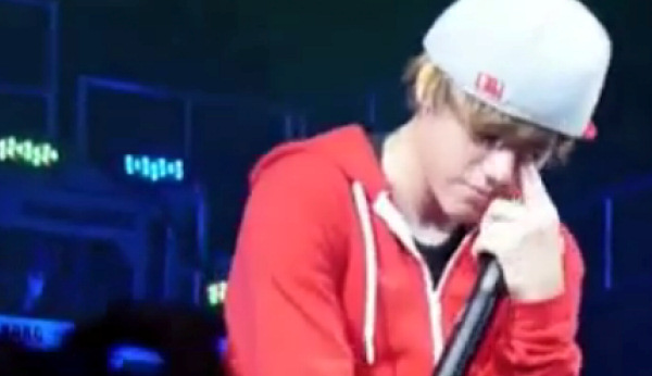 Justin Bieber, llorando en un concierto