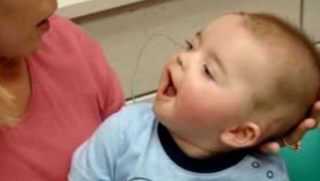 Un bebé sordo oye por primera vez