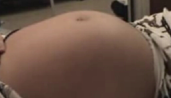 El ombligo de una embarazada de nueve meses