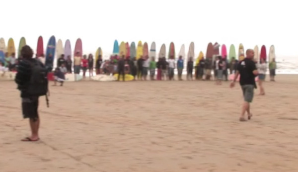 La playa de Salinas en Asturias acoge la mayor reunión de surferos