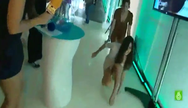 Sara Carbonero se cae ante las cámaras