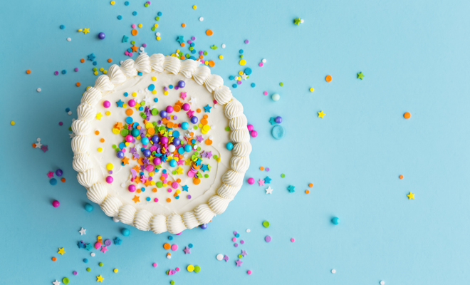 Interpretación de soñar con una tarta de colores: blanco, azul...