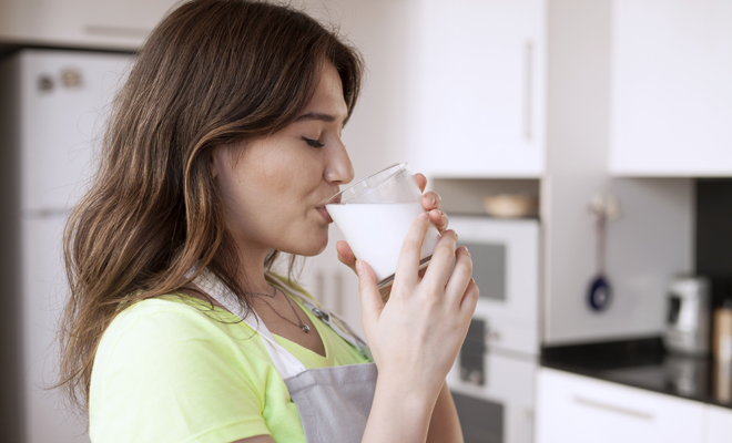 Soñar con tomar o beber leche: interpretación