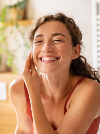 Pasos de una buena rutina facial: tips para cuidar la piel del rostro