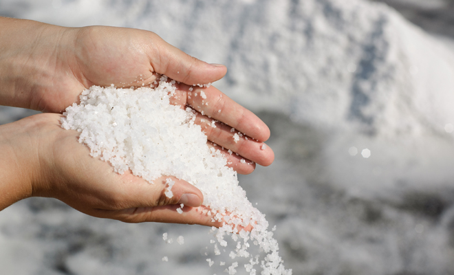 Interpretación de soñar con sal en las manos, en los pies o en la cabeza