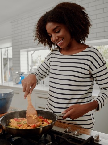 Soñar con cocinar: descubre tu interior en el significado de tus sueños