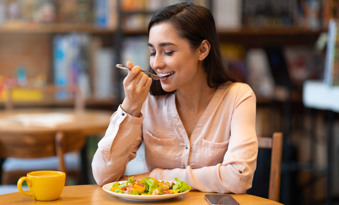Qué significado tiene soñar que comes en un restaurante, sola en una mesa o con amigos