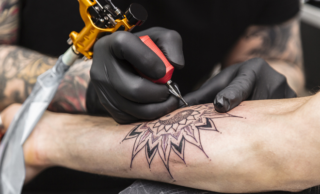 Tatuajes en el antebrazo para siempre recordar quién eres y hacia dónde vas  - Cultura Colectiva