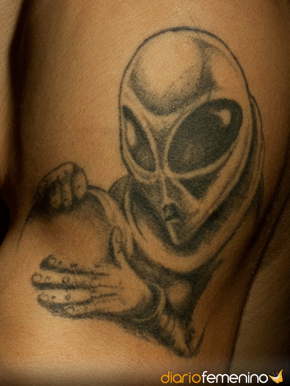 Tatuagem alienígena fumando