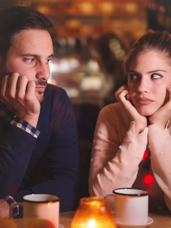 Mi novio sigue hablando de su ex, ¿debo preocuparme?