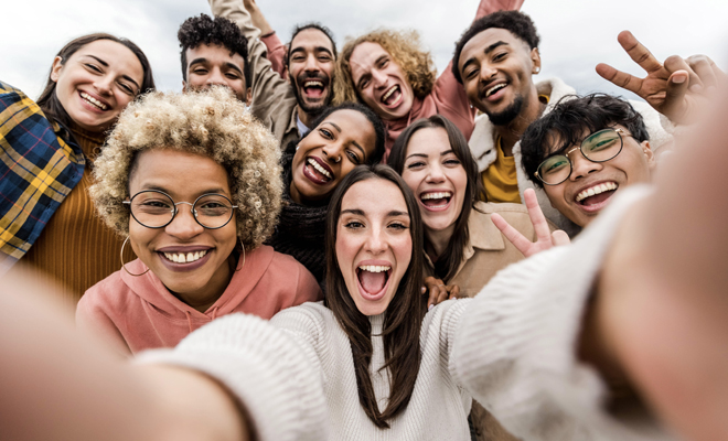 Interpretación de soñar con un grupo de amigos