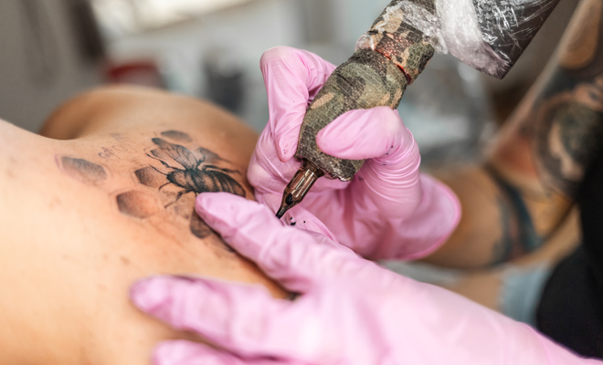 ¿Puedes tatuarte si tienes arañas vasculares?