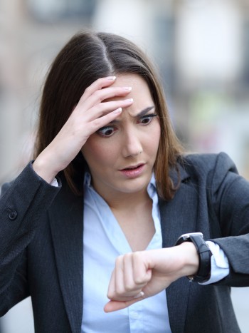 Soñar que llegas tarde a trabajar: cuidado con la inestabilidad laboral