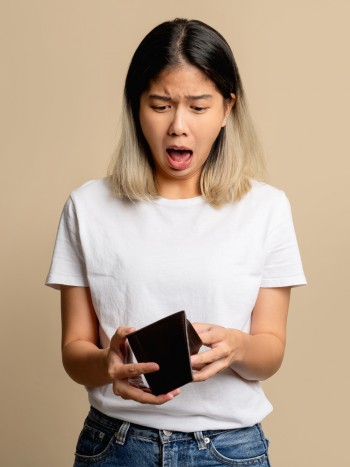 La desesperación de soñar que no tienes nada de dinero