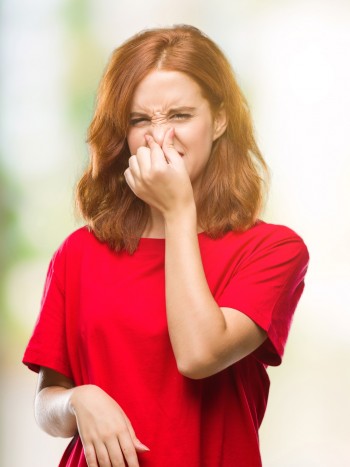 Por qué mi pelo huele mal: causas del mal olor del cabello