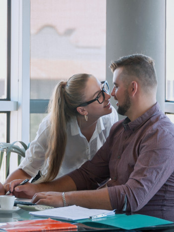 El impactante significado de soñar que le das un beso a tu jefe