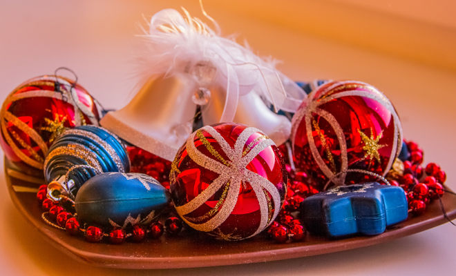 Decora tu hogar en Navidad con bolas si no quieres poner el árbol