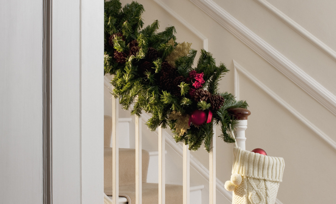 Decoración con espumillón para una Navidad sin árbol